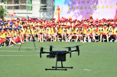 机器人跳舞、无人机展演…梅州这所学校的科技节太酷炫