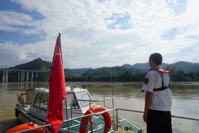 龙舟赛上的守望者！梅州海事部门为三河龙舟赛织好“防护网”