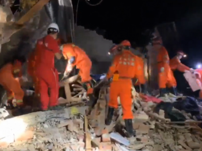 V视频丨救援进行时！宜宾消防成功营救出1名被压群众