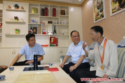余其豹到福兴慰问老党员、困难党员