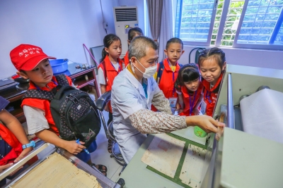 什么是档案？怎样整理存储，如何查阅？本报小记者参加市档案馆“开放日”活动