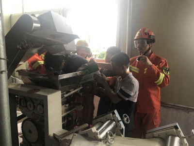 惊险！绞面机无情“吞”手，丰顺消防上演“虎口”救人