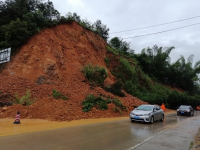 206国道城北干光村洋坑路段今早山体滑坡！现已恢复通行