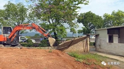 乱堆砂石占水田，这是违法行为！蕉岭相关部门依法整治