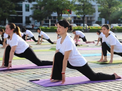 快看！一群人齐聚梅城这个地方练瑜伽...