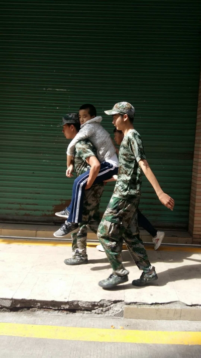 梅城少年市场内突然晕倒，他们的这个举动暖到了很多人