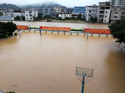 河水倒灌！梅州五华一学校足球场被淹，国道多处滑坡