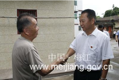 用心用情关爱党员！梅江区开展“七一”慰问活动