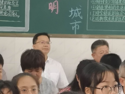 陈晓建到学艺中学调研，与学生同堂听思政课