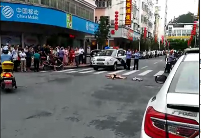 大埔发生故意伤害案件！男子当街施暴，前妻倒在血泊中...