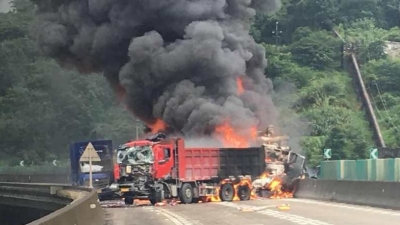 汕昆高速丰顺荷水特桥路段发生交通事故，致1死2伤