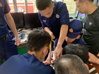 吓坏家长！大埔“熊孩子”头被排污管死死套住，好在消防蜀黍出手了！