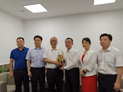 陈敏应邀出席第八届世界华人数学家大会并拜访丘成桐院士