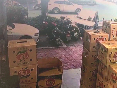 小车撞电动车后又冲入水果店，事发梅县新县城，2人受伤