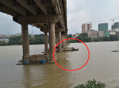 救完人还要拉架！梅县一小伙跳河获救后又与父亲打起来，警察蜀黍有点忙