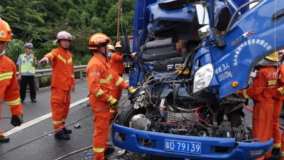 汕昆高速一货车追尾拖挂车，1人死亡2人获救