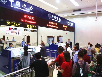 又到暑假客流高峰！让旅客快速通关，梅州边检是这么做的...