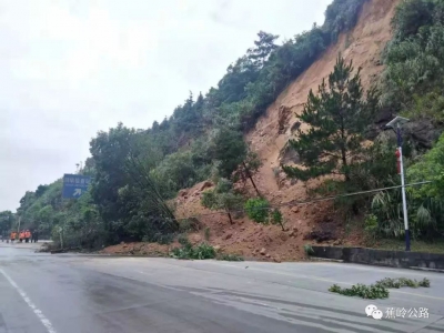 山体泥土落石下滑，过往车辆“心惊惊”！蕉岭公路部门全力解除危机