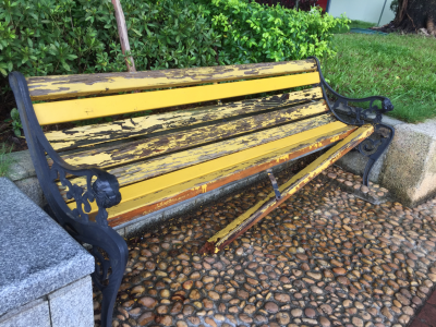 多处长椅遭“黑手”，梅城剑英公园表示“很受伤”