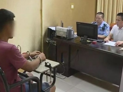 梅县一摊主乱摆卖，面对执法人员上演“全武行”，最终...