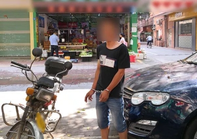 是不是傻！男子偷摩托车后为躲避警察抓捕，居然藏进床底下...