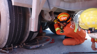 老人被困车底，他们紧急救援！梅县消防上演“惊心10分钟”