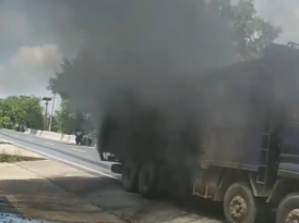 黑烟冲天！梅县一大货车行驶中突然着火，危急时刻他们出现了...