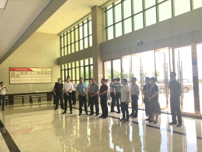 市人大常委会组织代表视察梅州中医药事业发展情况