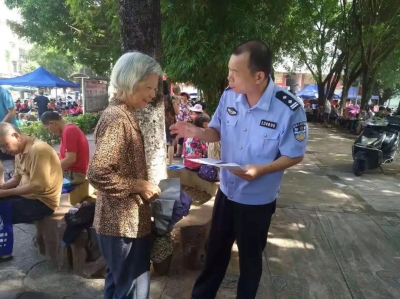 民警深入圩镇作宣传，蕉岭公安：防电信诈骗，千万别马虎