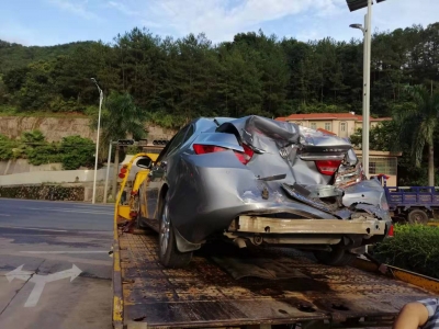 小轿车成“夹心饼”！梅县城东一路段发生五连撞，现场...