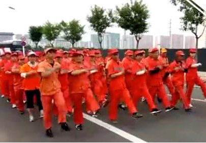 辣评丨环卫工人“走正步”实在荒腔走板