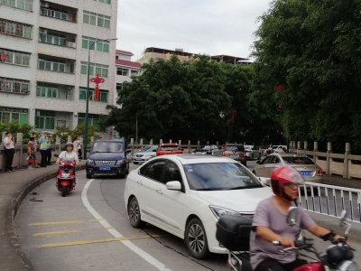 开车撞到护栏怎么办？梅县一男子选择弃车逃离，结果摊上大事