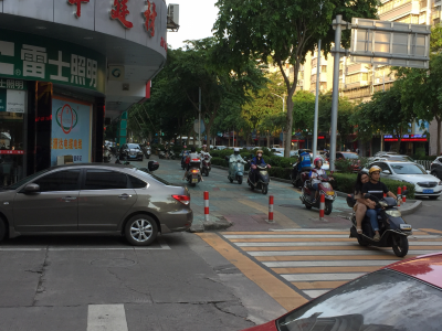 摩托骑士随意乱窜，梅城这些交通乱象何时了？