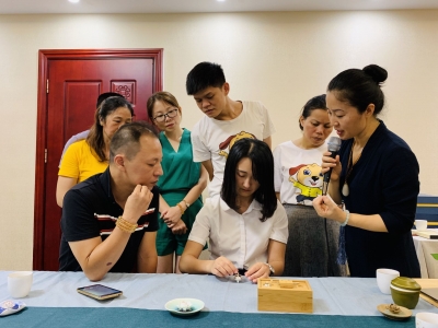 来来来，中华茶艺讲师、中华香道协会高级香道师与您分享茶艺和香道！