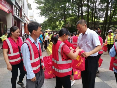 夏日送清凉！爱心企业为平远182名环卫、园林工人送上消暑慰问品