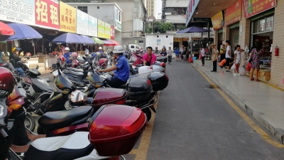 劝导+整治并行，梅江区市场停车有序多了！