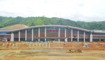 梅州V视丨先睹为快！梅汕高铁丰顺东站站房主体施工全部完成 