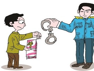  什么操作？梅县一男子出门携带8张百元假币，他准备...