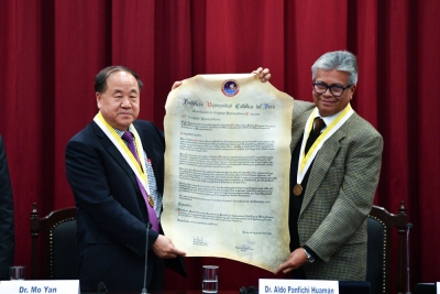 中国作家莫言获得秘鲁天主教大学荣誉博士学位