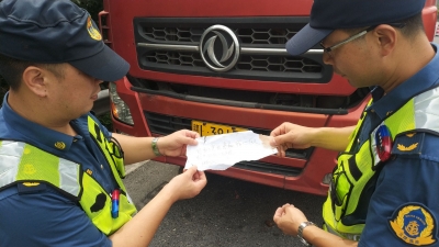 暖！汕梅高速一货车司机患病送医，交警路政帮他看守货物