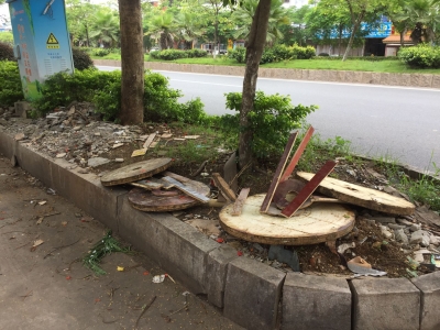 臭skr人！到底是谁把梅城这里的绿化带当成垃圾带？