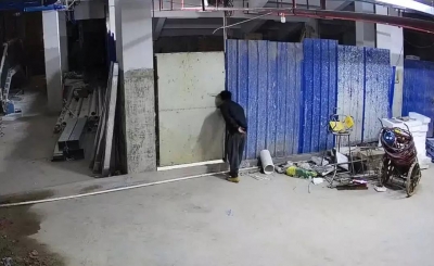 夜深人静，两男子在丰顺一工地偷偷摸摸干这事，全被拍下来了！