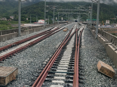 学习笃行丨贯通两条“路” 同步奔小康