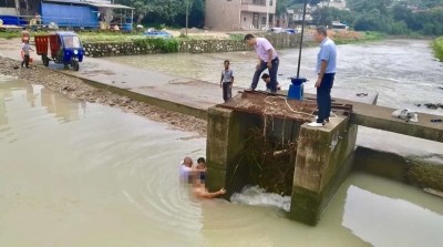 “救命，救命！”丰顺一男子被冲入卷闸，危急时刻扶贫干部跳入水中
