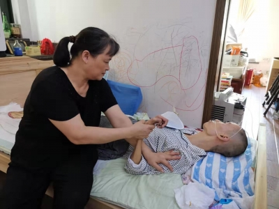 帮帮他吧！梅县小伙脑梗瘫痪在床，六旬老父带病工作不愿放弃