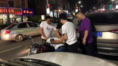 这个在丰顺街头多次猥亵他人的“头盔男”，被“便衣”逮住了