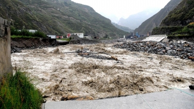 四川汶川多地发生泥石流致道路中断，1名消防员牺牲