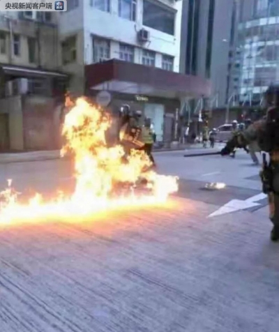 令人发指！暴徒向香港警察投掷汽油弹，有警察多处烧伤