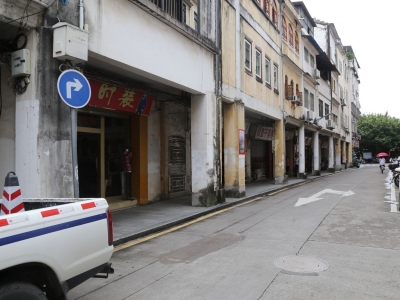 好多司机都犯懵！梅城这条路到底能不能右转？