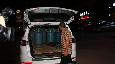 吓人！梅州一轿车变身“流动炸弹”，车里竟装了11个煤气罐...